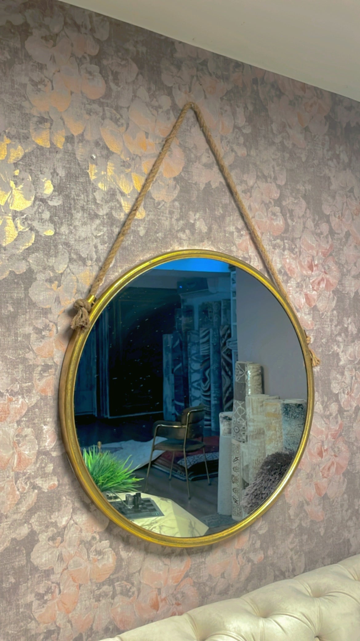 ROUND GOLD MIRROR